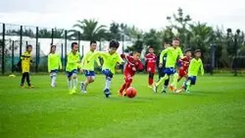 94岁偶像公开恋情，牵手女生画面曝光，告别男团梦想